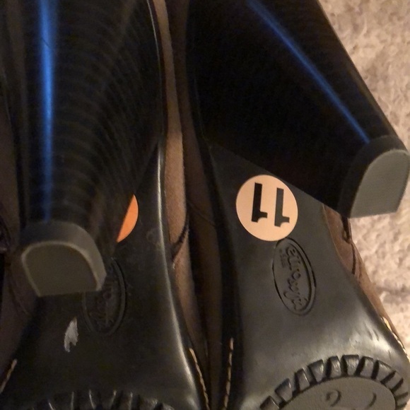 Sofft size 11 brown & tan suede bootie w/ stacked heel rubber grip sole - Picture 12 of 15